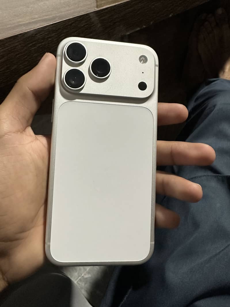 Apple iPhone 17 Pro Max 1