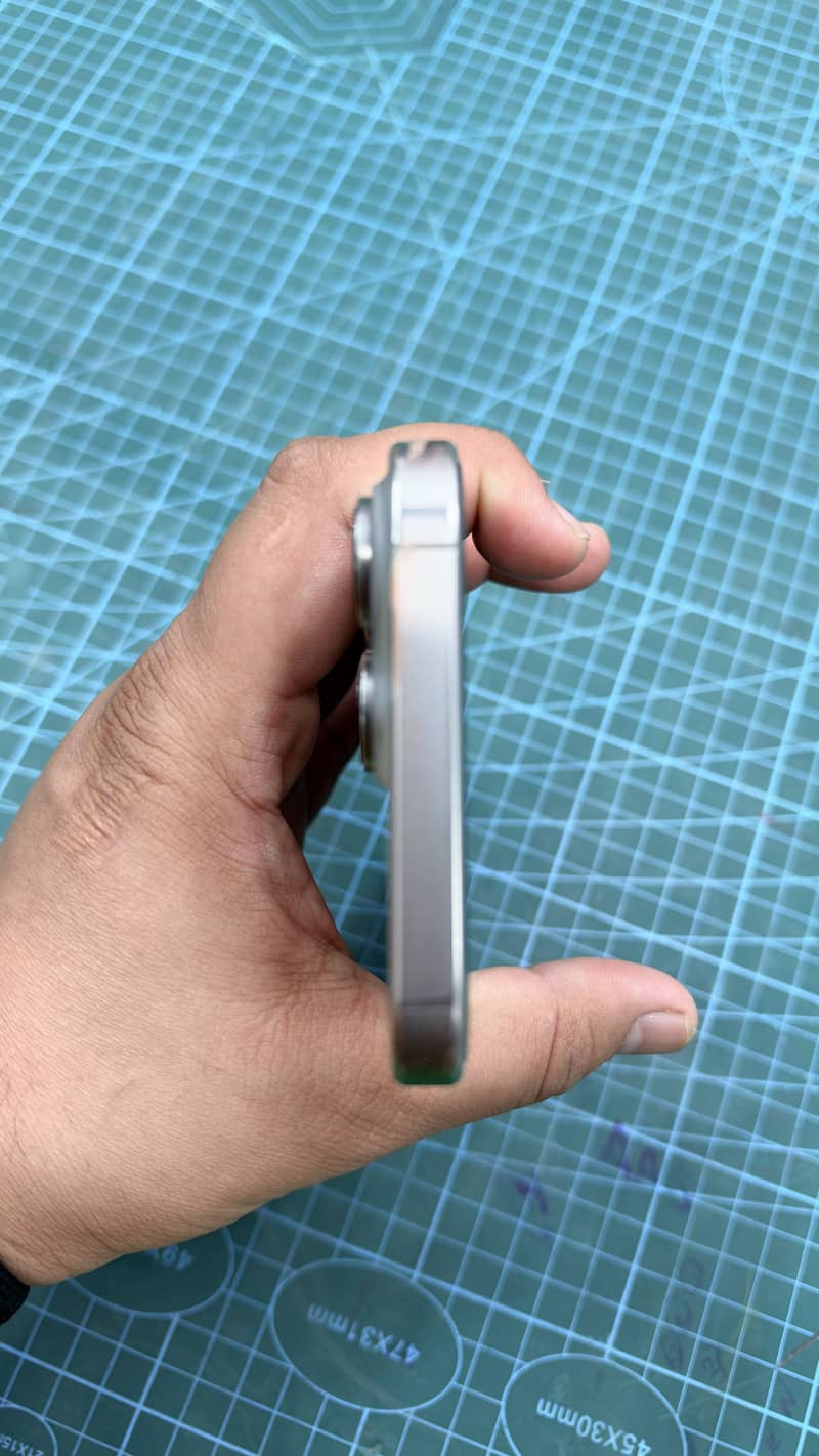 Apple iPhone 16 Pro Max 2