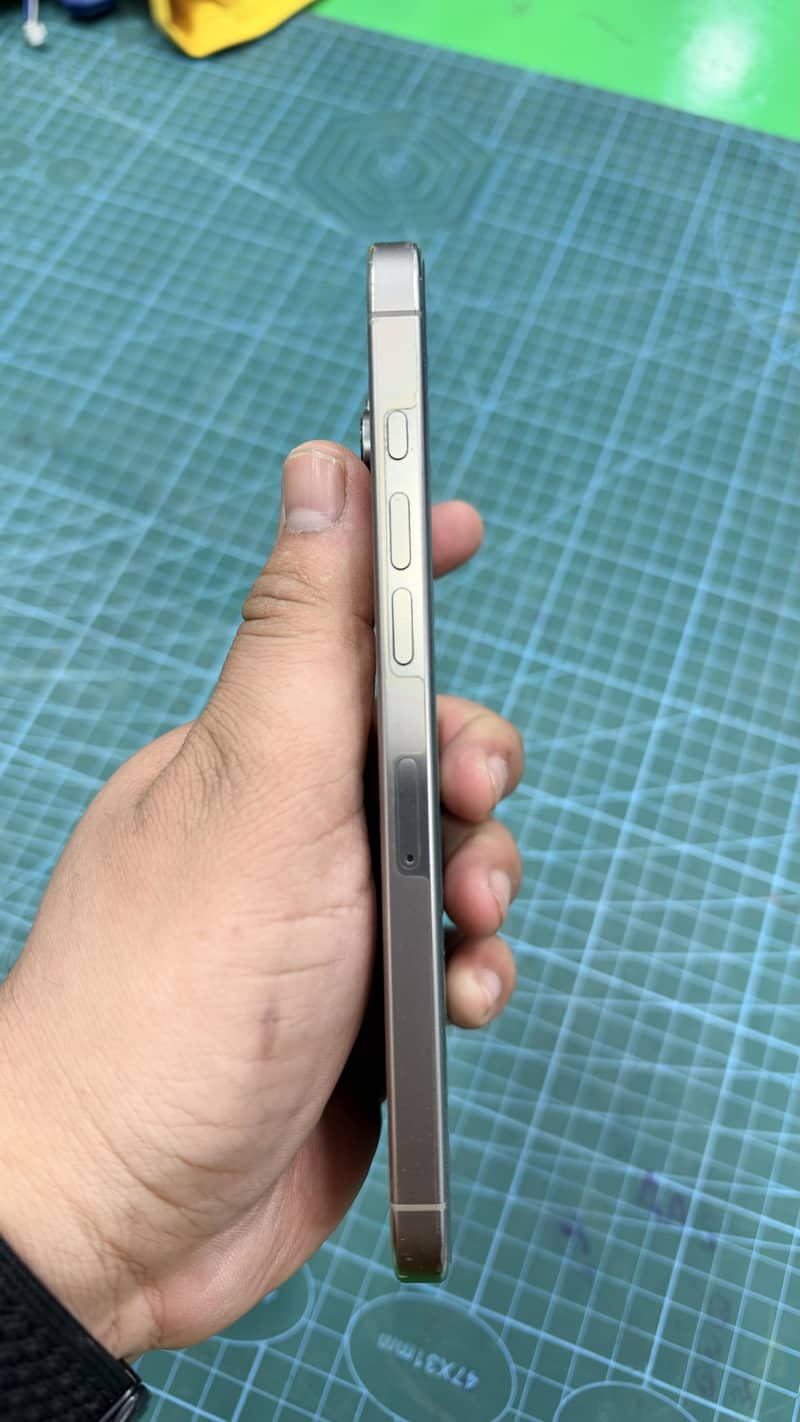 Apple iPhone 16 Pro Max 4