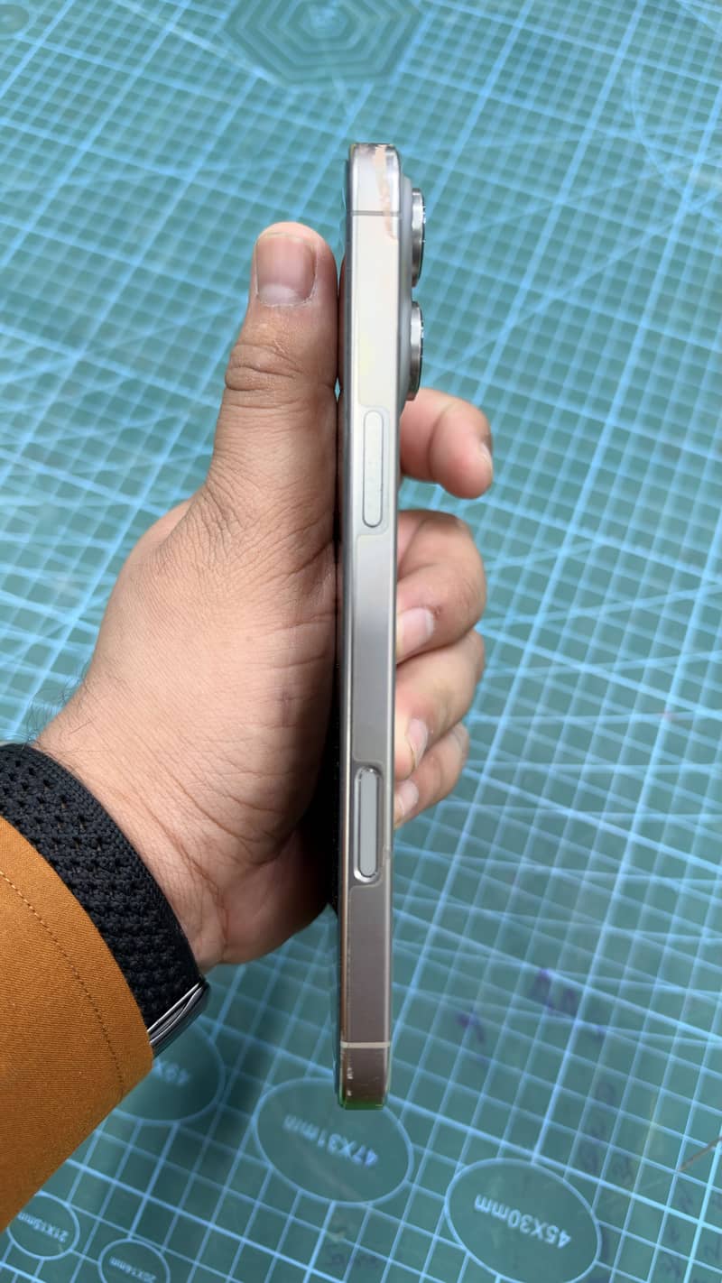 Apple iPhone 16 Pro Max 6