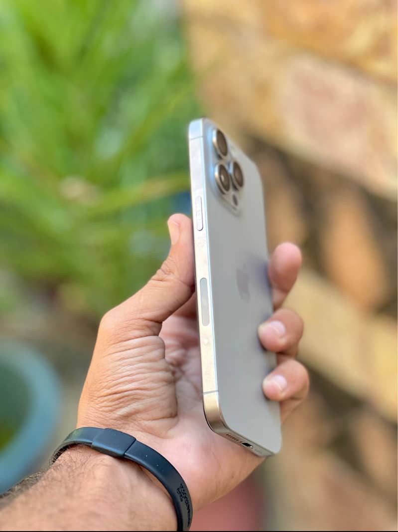 Apple iPhone 15 Pro Max 2