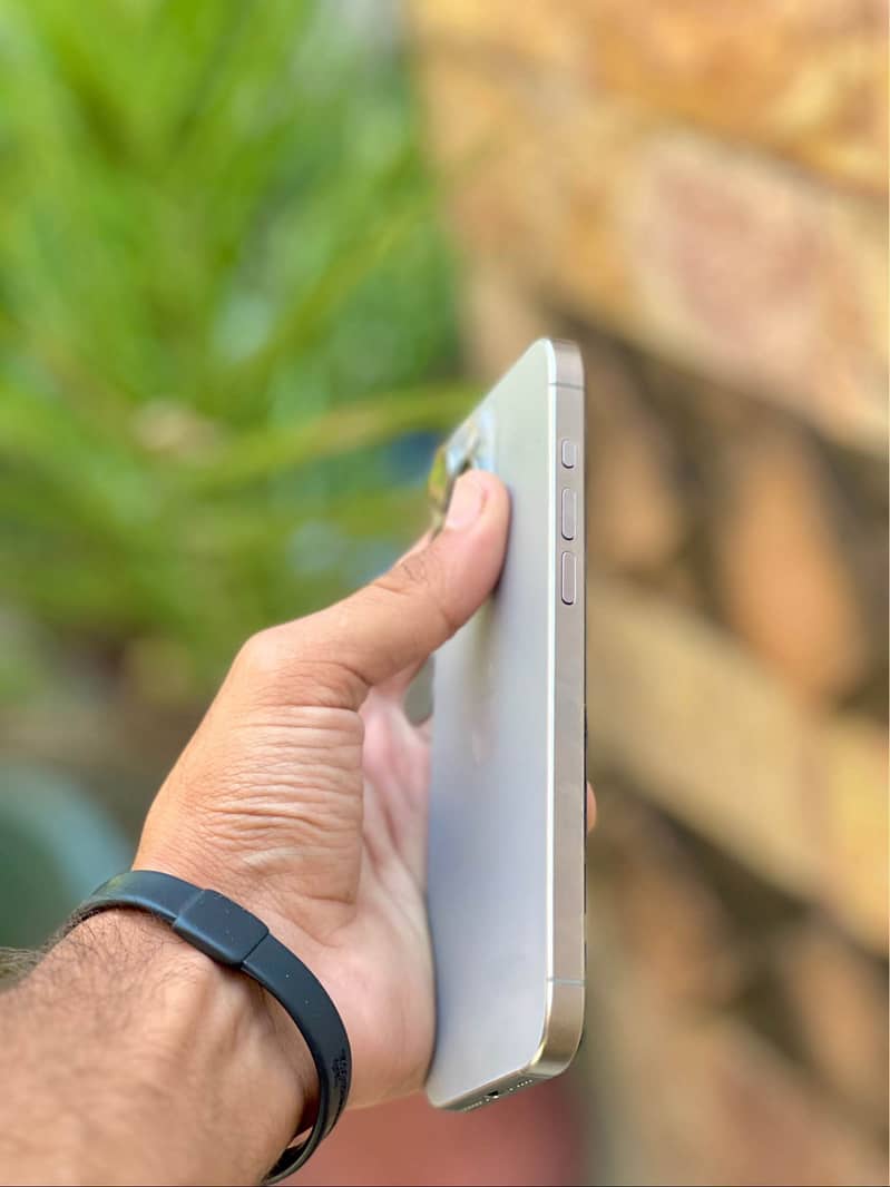 Apple iPhone 15 Pro Max 3