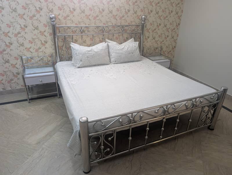 bed set with side tables 0