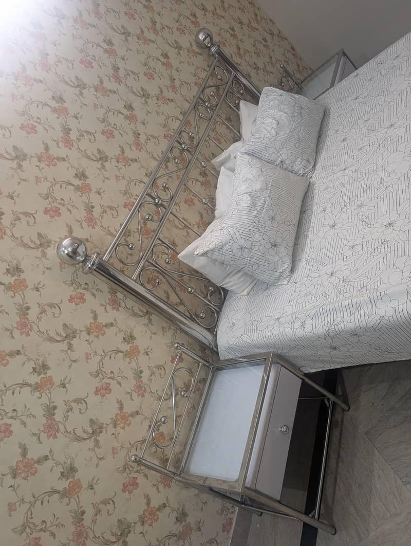 bed set with side tables 1