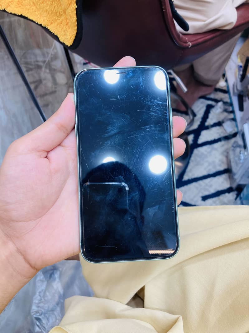Apple iPhone 11 4