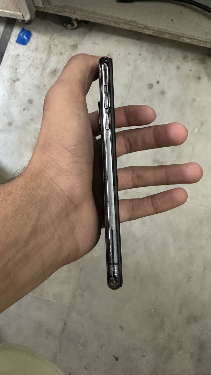 Apple iPhone X 4