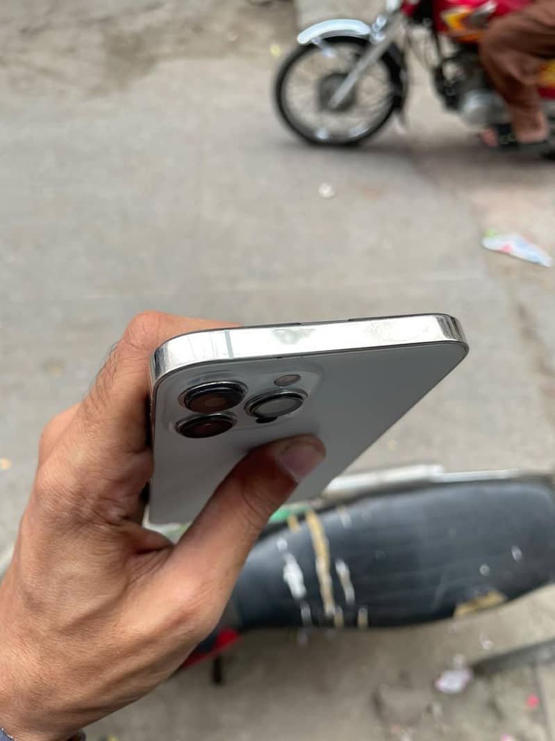 Apple iPhone 13 Pro Max 4