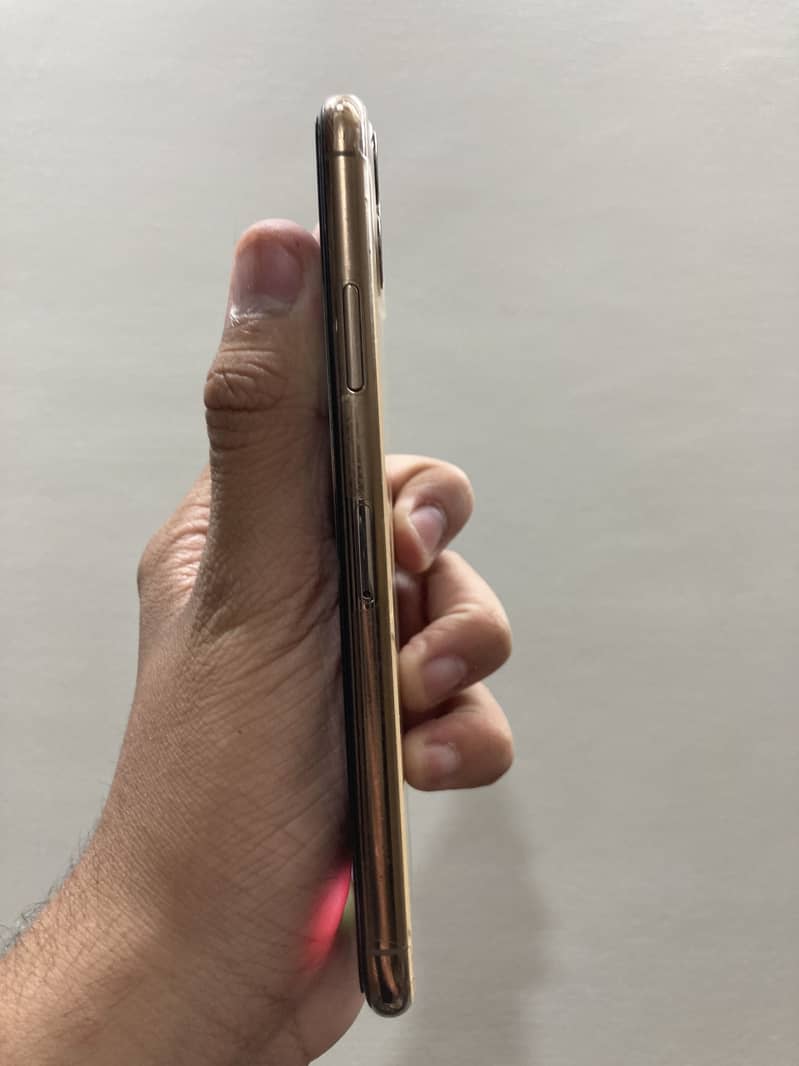 Apple iPhone 11 Pro Max 4