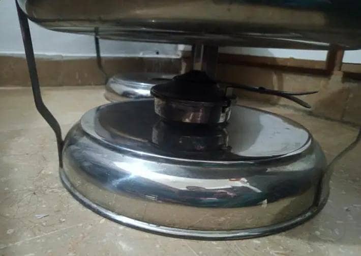 2 chafing dishes 4