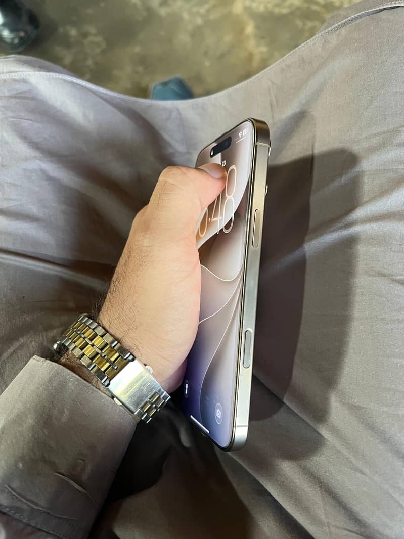 Apple iPhone 16 Pro Max 4