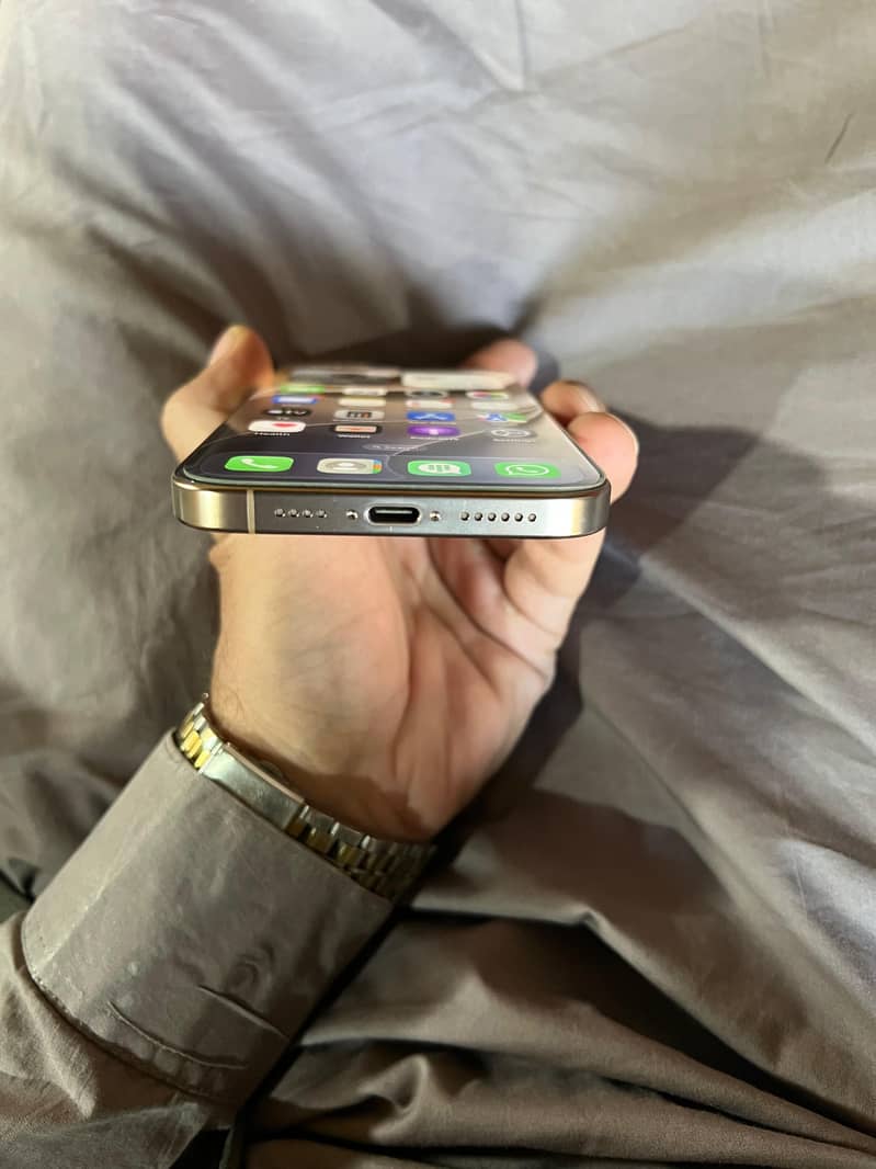 Apple iPhone 16 Pro Max 6