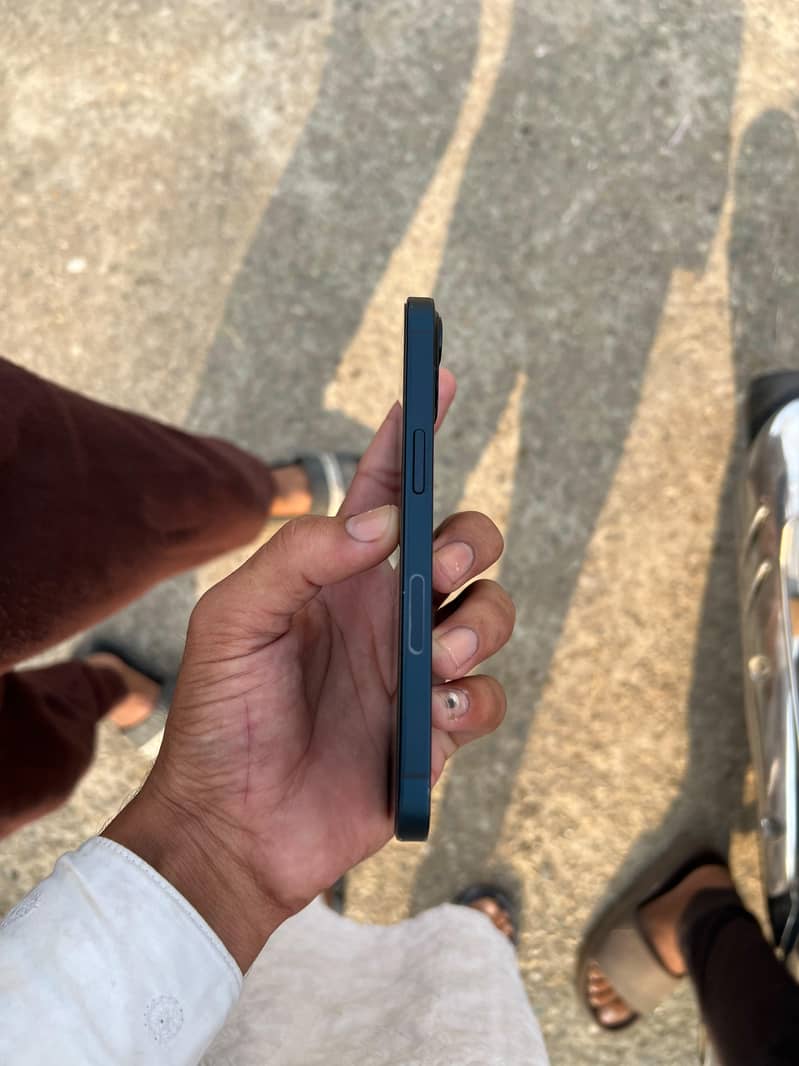 Apple iPhone 13 5