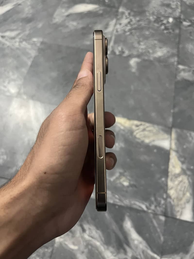 Apple iPhone 16 Pro Max 4