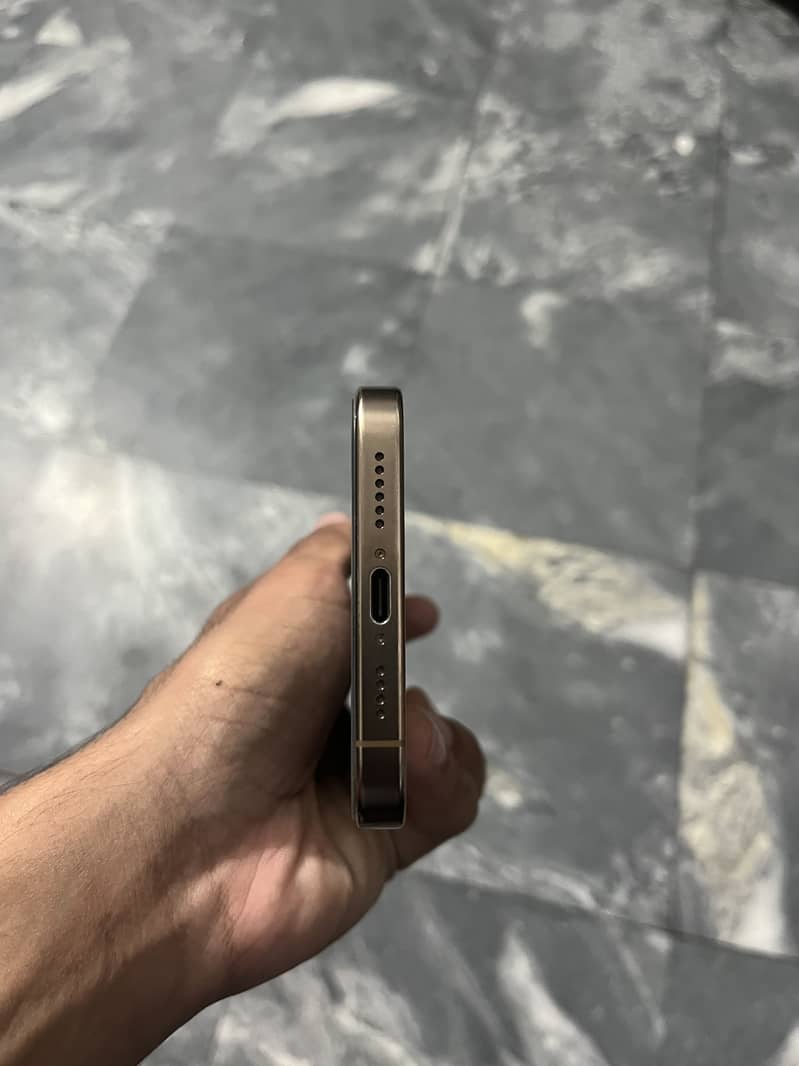 Apple iPhone 16 Pro Max 5