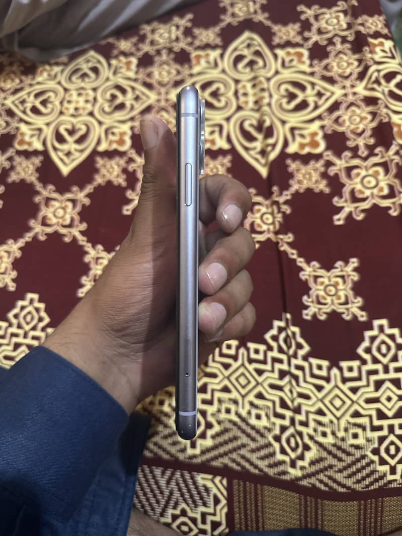 Apple iPhone 11 4