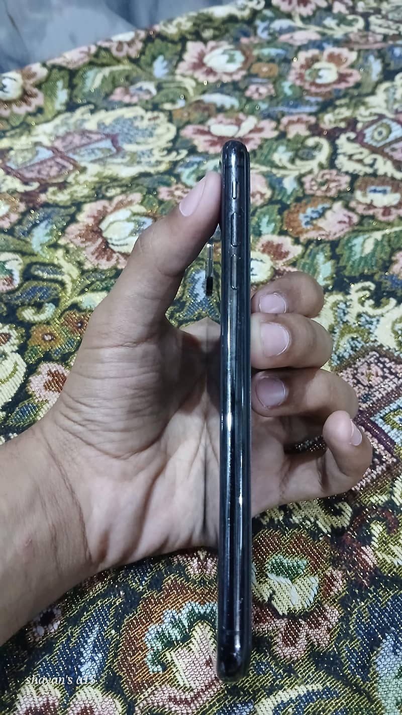 Apple iPhone XS Max 4