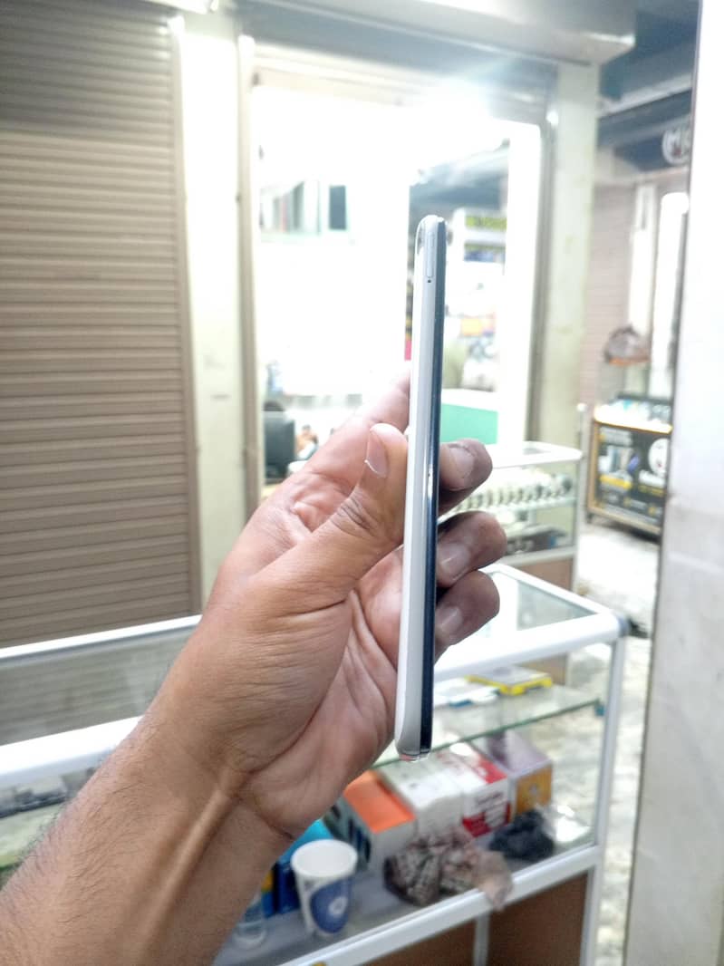 Samsung Mobile A70 1