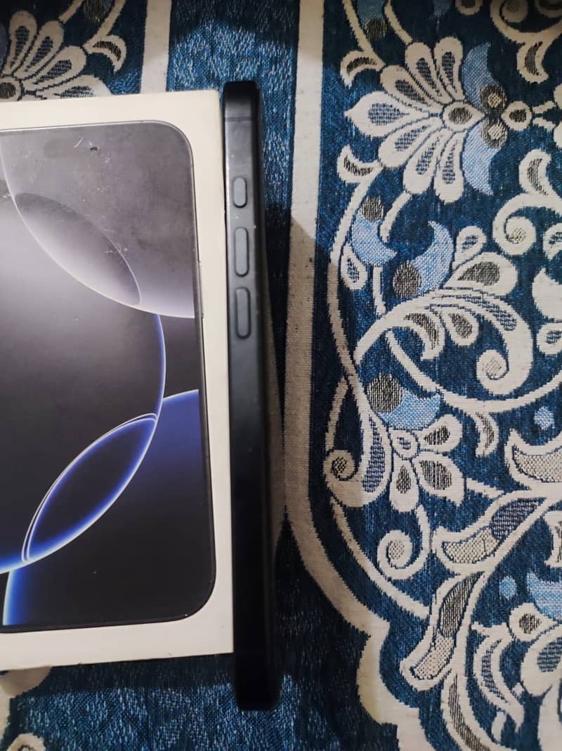 Apple iPhone 16 Pro 3