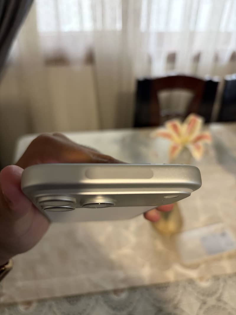 Apple iPhone 17 Pro Max 4