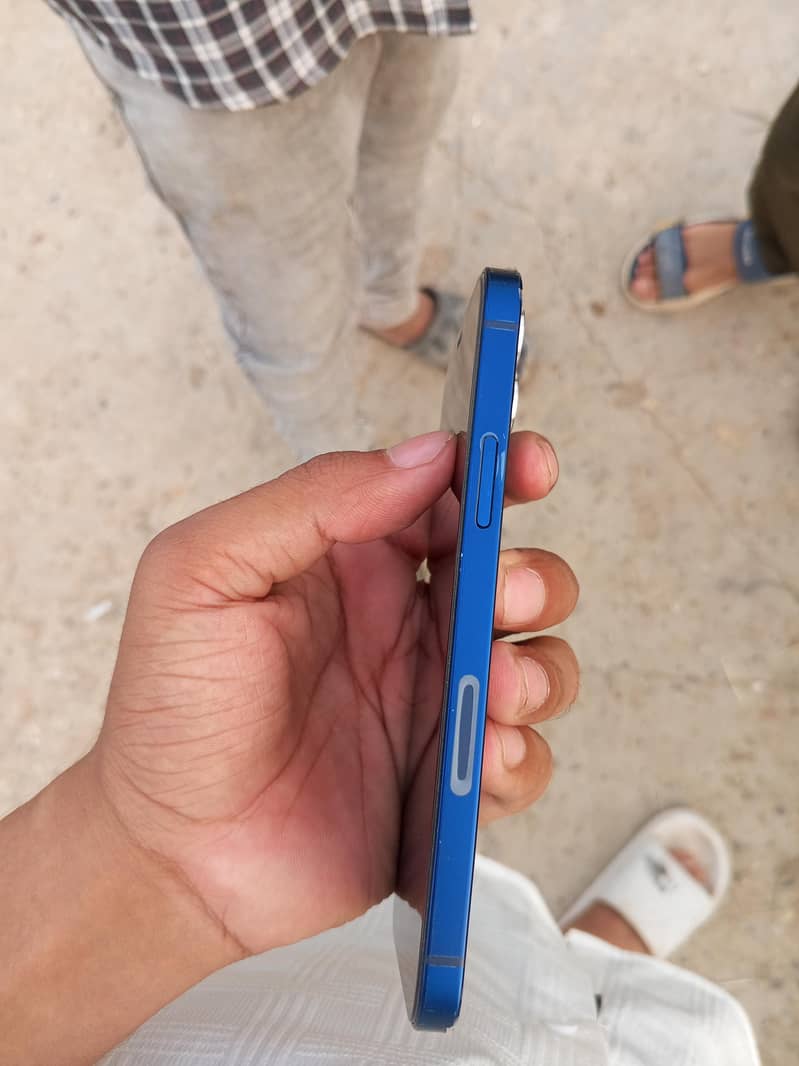 Apple iPhone 12 3