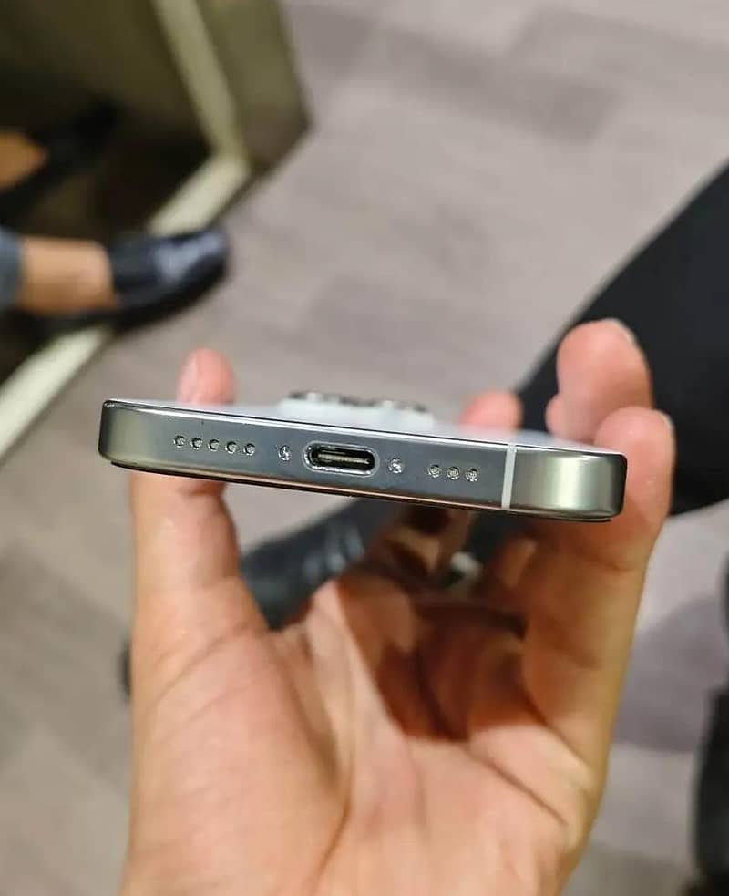 Apple iPhone 16 Pro 1