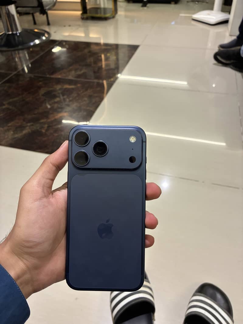 Apple iPhone 17 Pro Max 0