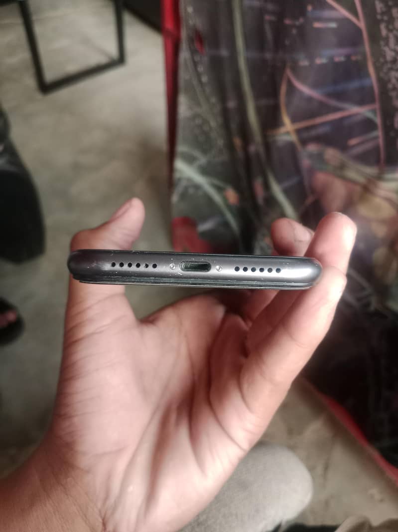 Apple iPhone 11 4