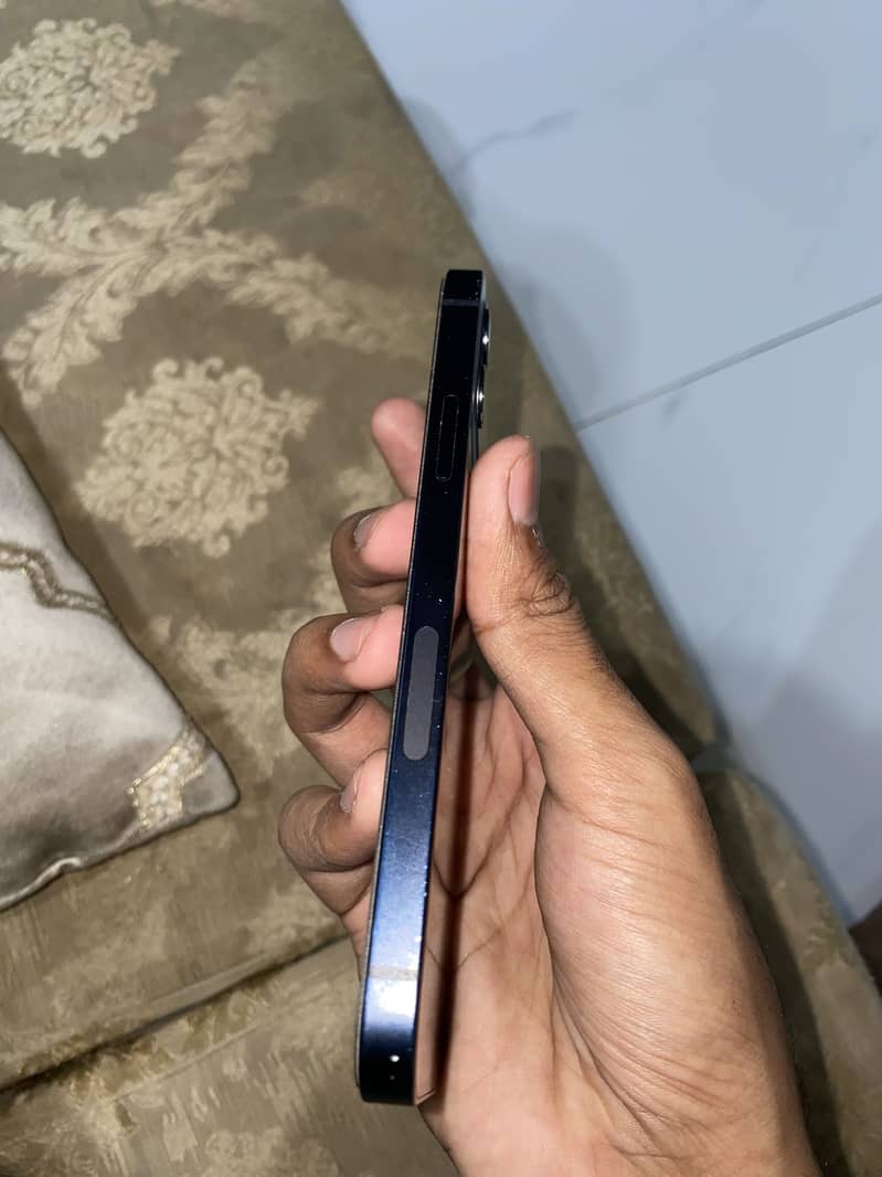 Apple iPhone 12 4