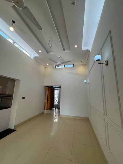 10 MARLA CORNER USED HOUSE FOR SALE DOUBLE UNIT 5 BEDROOM FOR SALE
