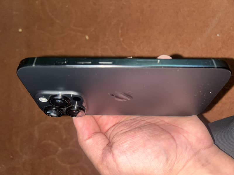 Apple iPhone 16 Pro 3