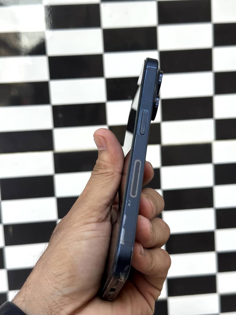 Apple iPhone 15 Pro 3