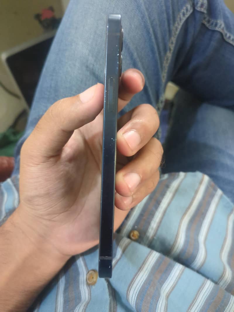 Apple iPhone 12 4