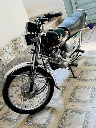 Honda 125 black silver self start