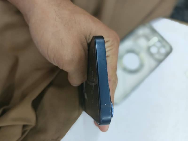 Apple iPhone 13 2