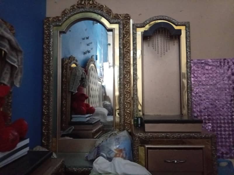 1 sleeping bad , darasingtable devider 4