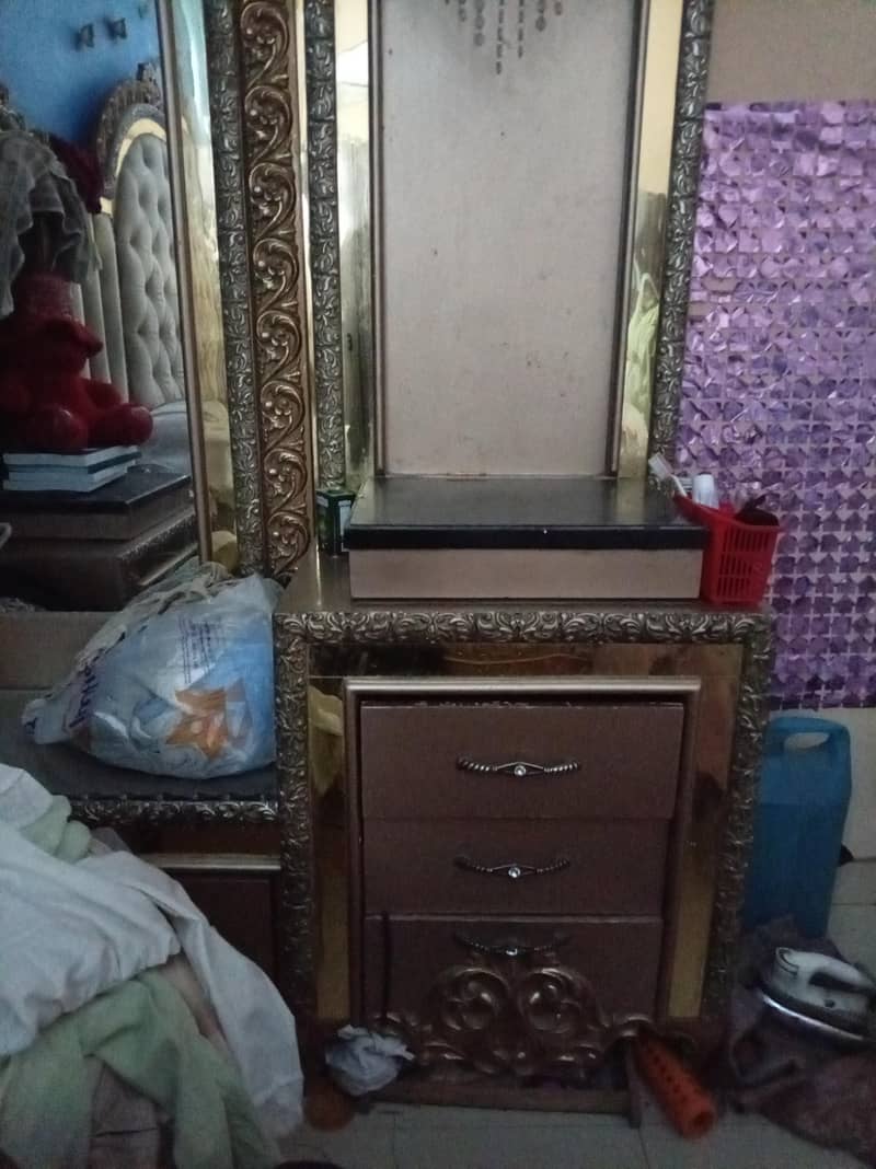 1 sleeping bad , darasingtable devider 5