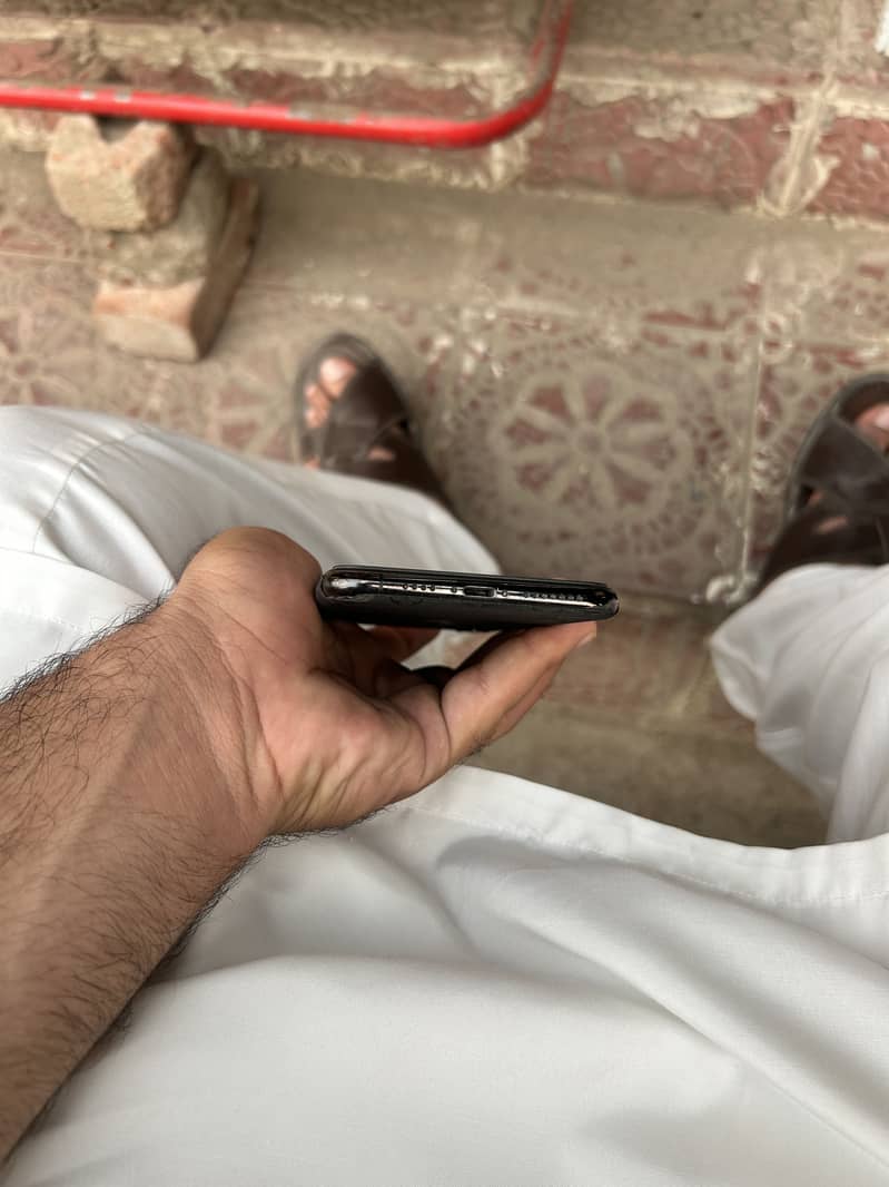 Apple iPhone XS Max 4