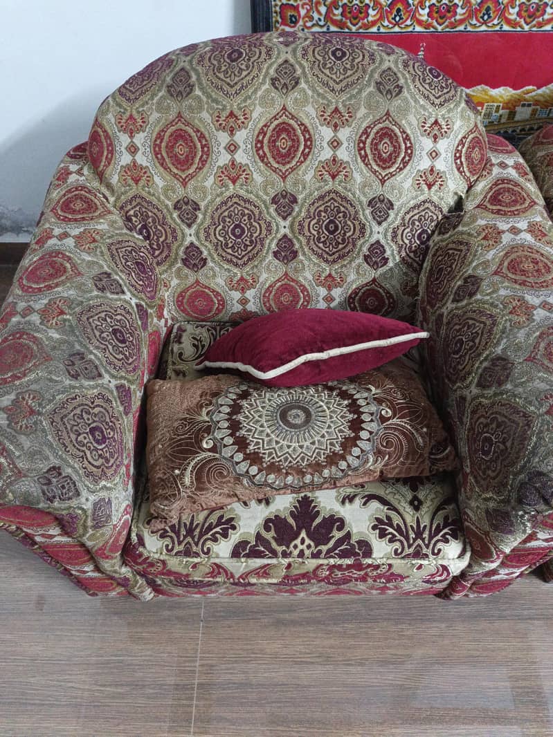 7 seater sofa in used condition 1