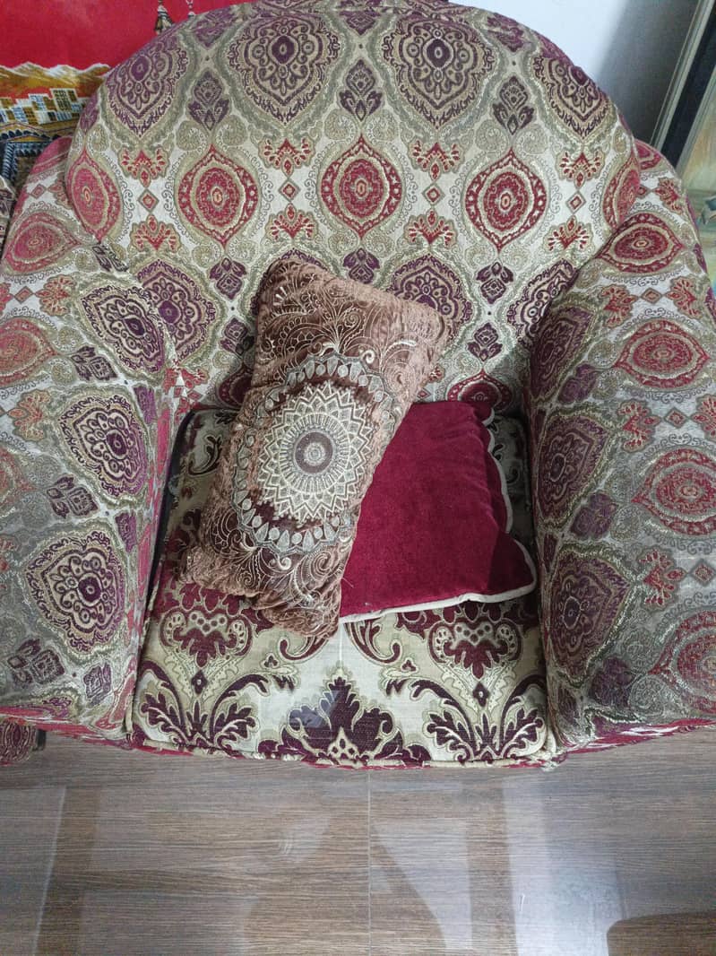 7 seater sofa in used condition 2