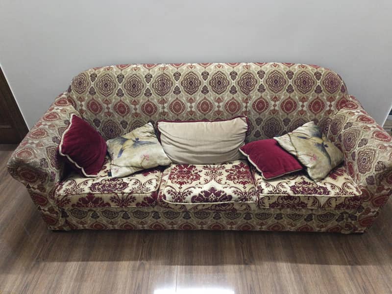 7 seater sofa in used condition 3
