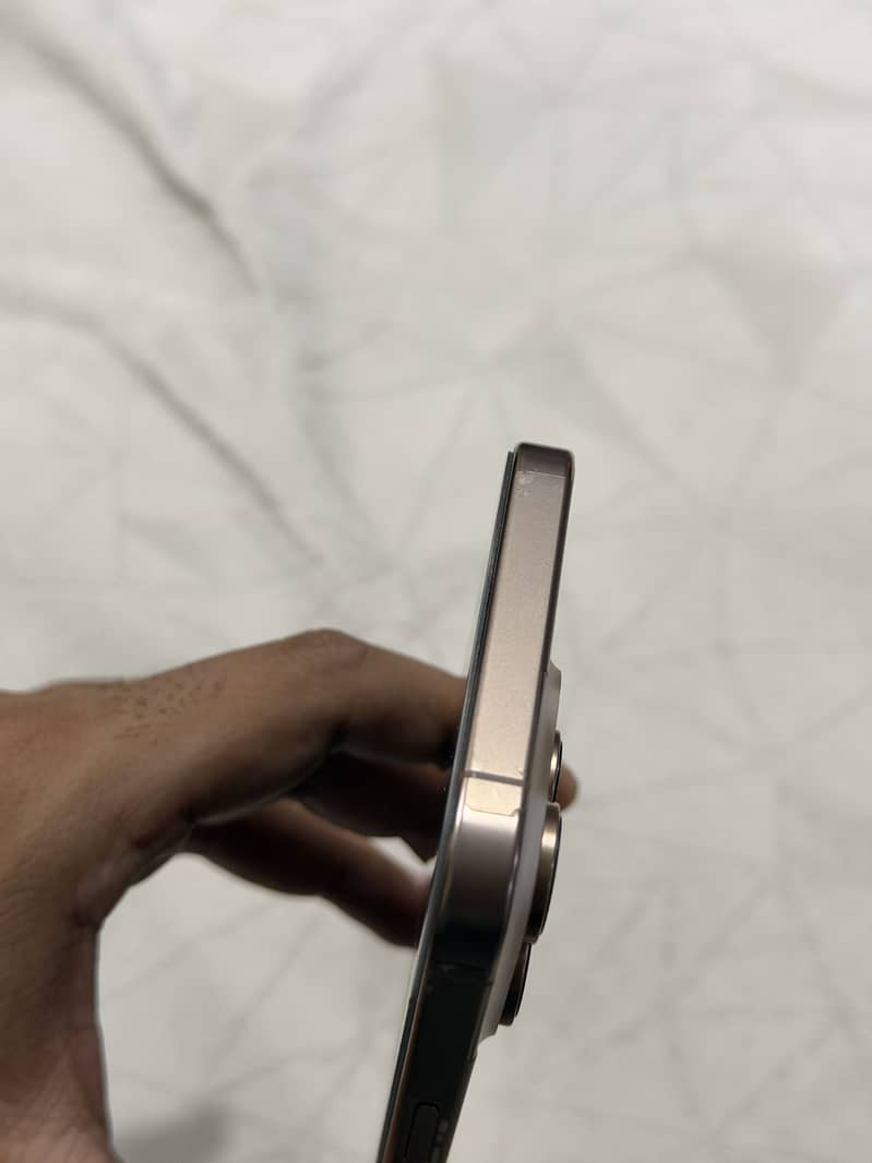 Apple iPhone 16 Pro Max 1