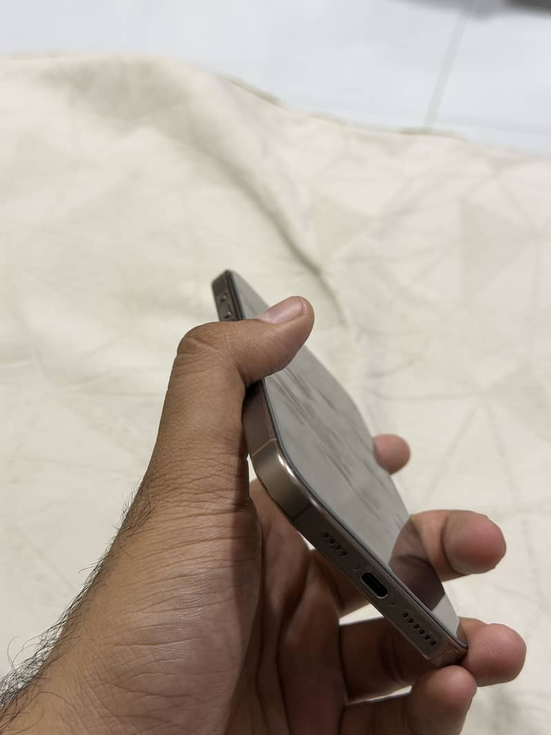 Apple iPhone 16 Pro Max 2