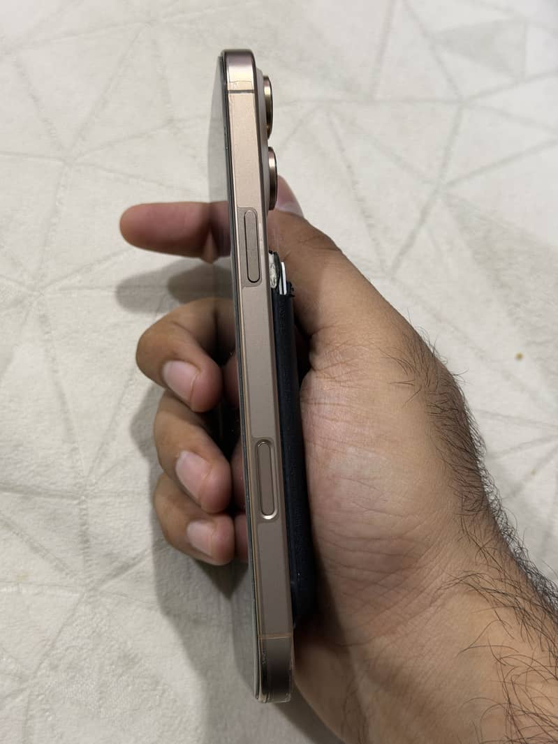 Apple iPhone 16 Pro Max 4