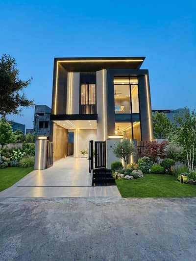 Elegant 5 Marla Home with Modern Architecture
