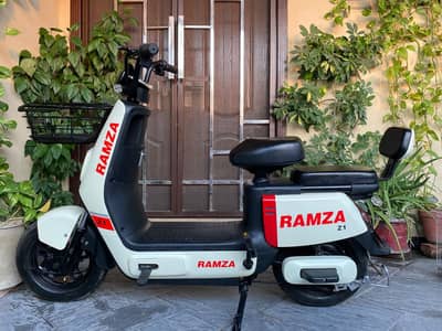 Ramza Z1 Paddler Scooty