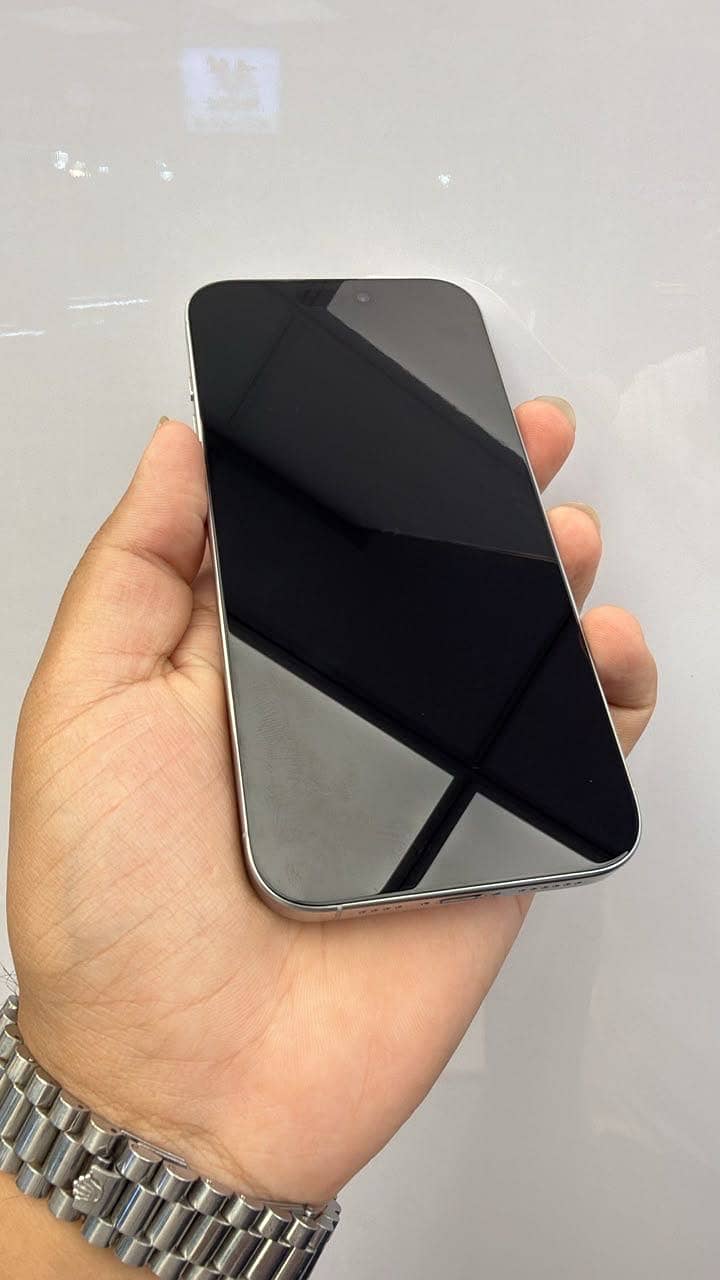 Apple iPhone 16 Pro Max 1
