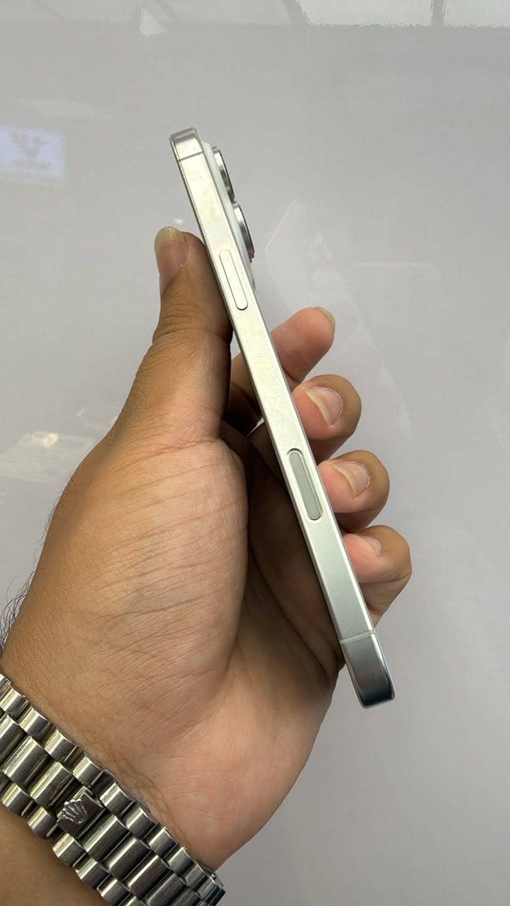 Apple iPhone 16 Pro Max 2