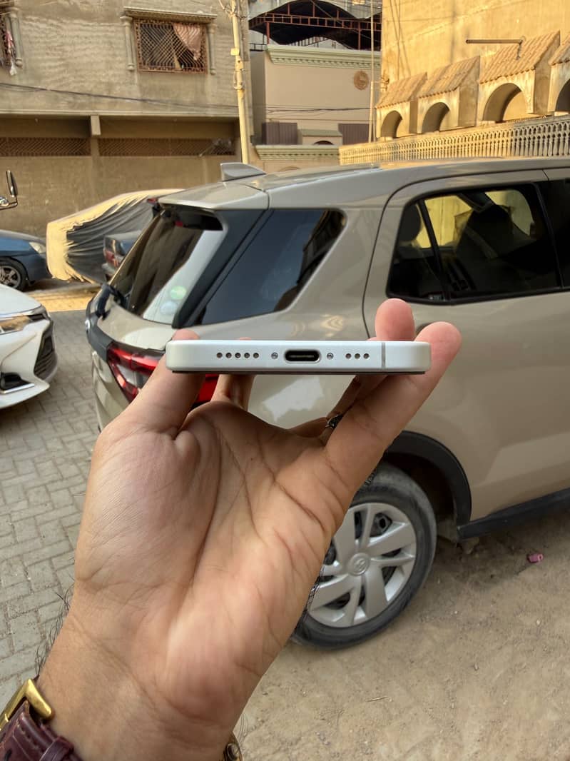 Apple iPhone 16 4