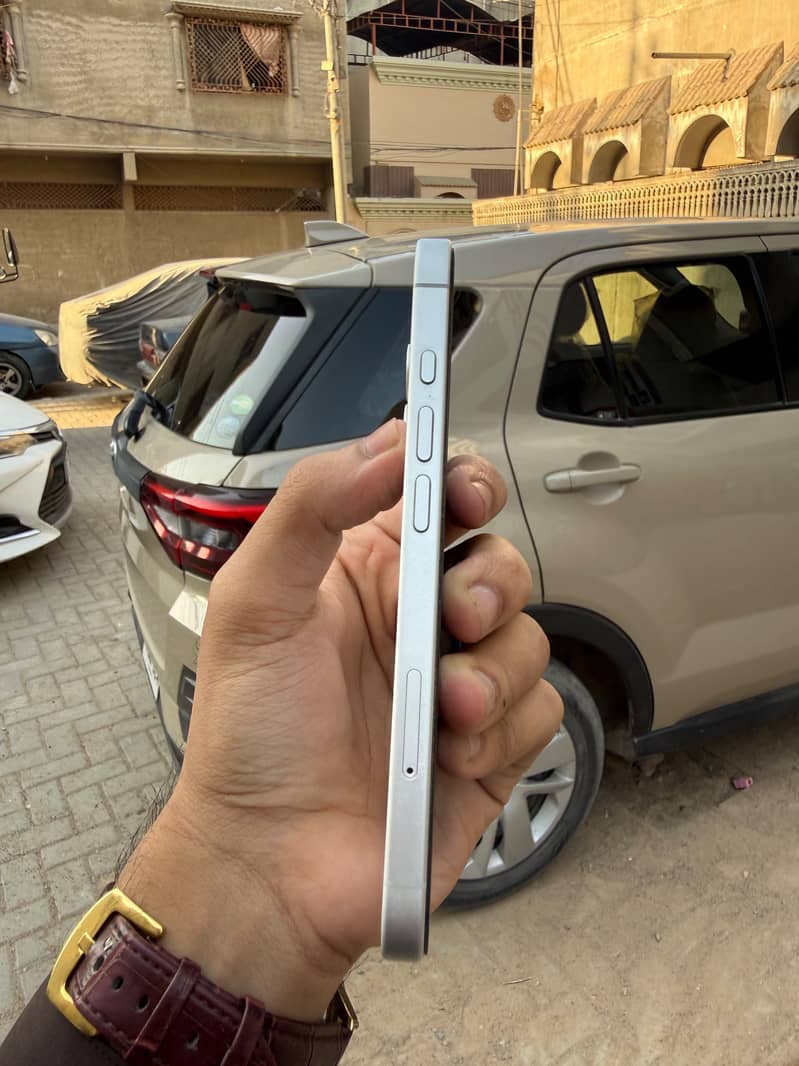 Apple iPhone 16 5