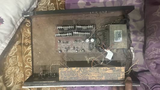 Pair of two Japani spaekers 8 inches bassers 90 waat amplifier bhi sth